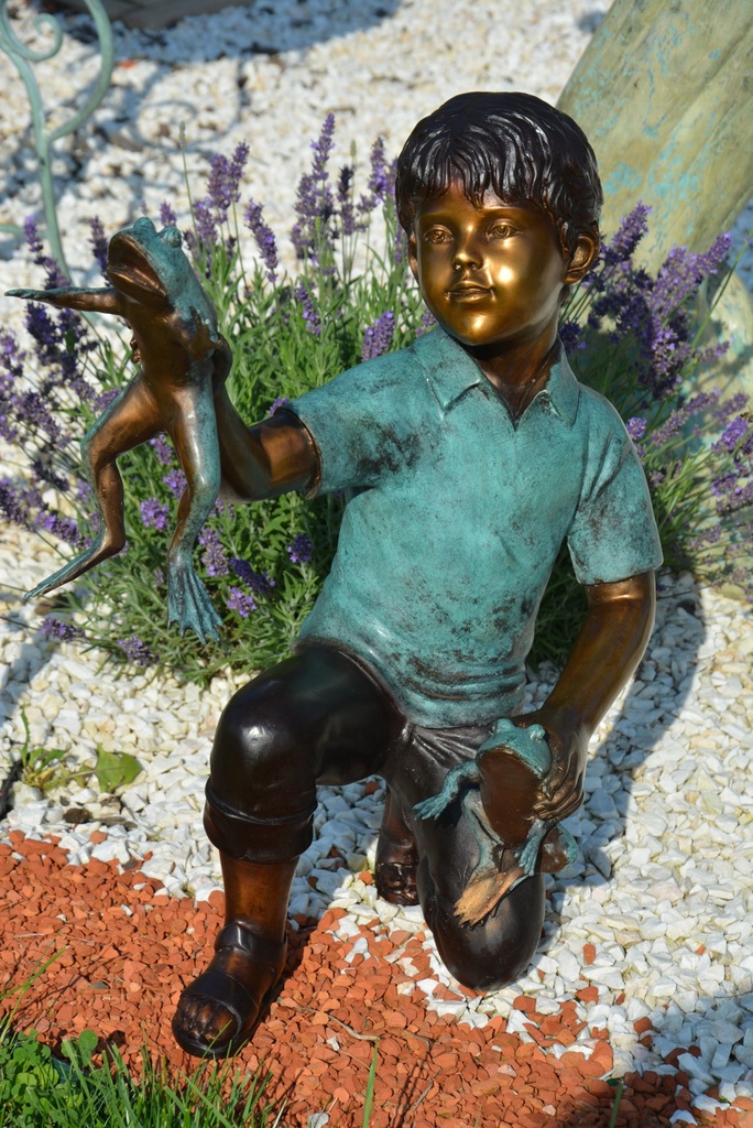 Bronzová socha - Chlapec s žábami - kolorovaná