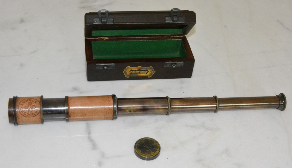 Retro dalekohled v dřevěném pouzdře