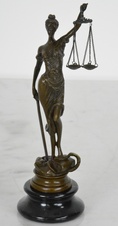 Bronzová soška - Justicia na mramorovém podstavci
