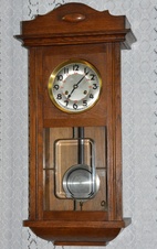 Starožitné skříňové hodiny Kienzle r 1928