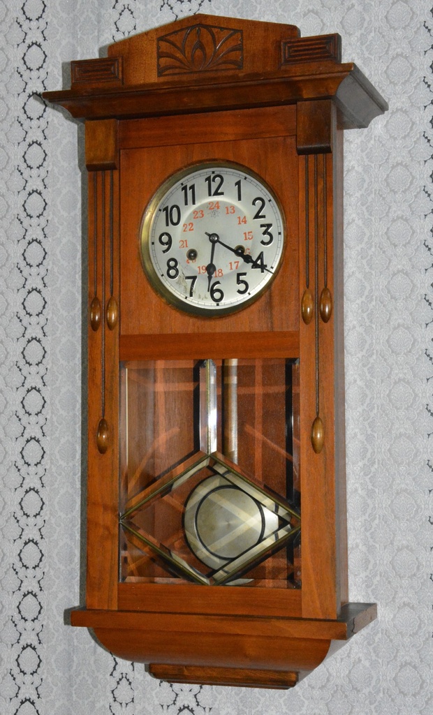 Starožitné skříňové hodiny Junghans r 1928