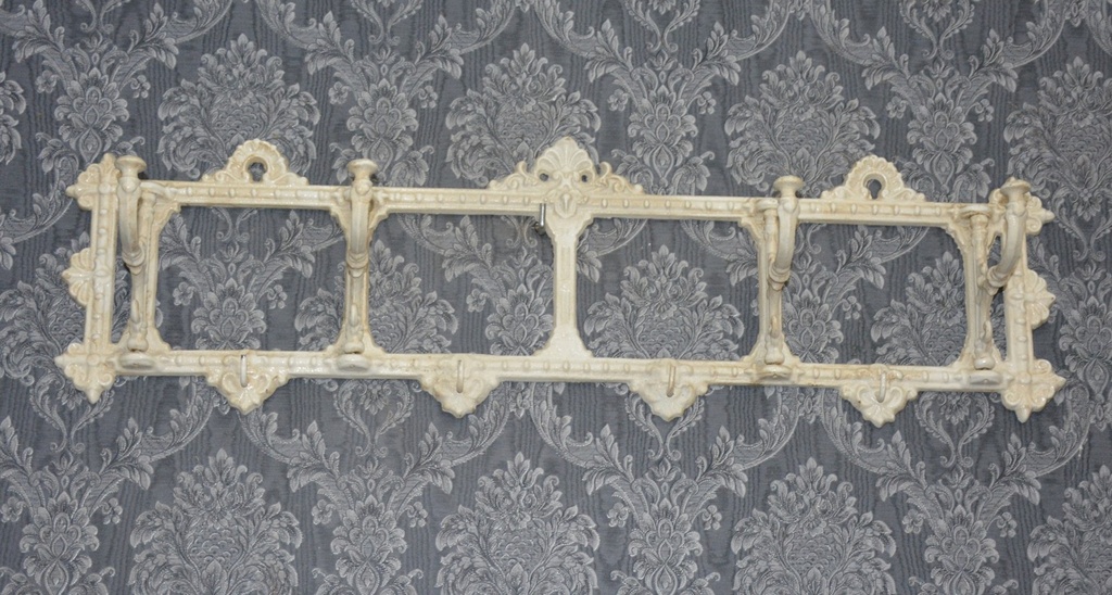 Litinový věšák na stěnu