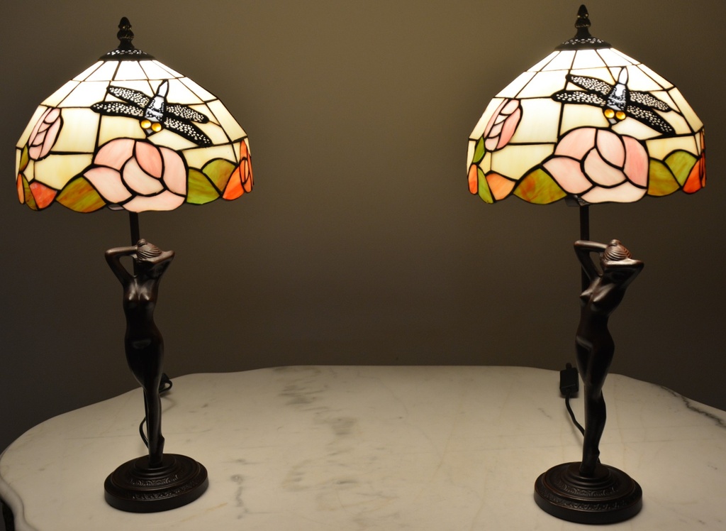 Tiffany lampy s dámou
