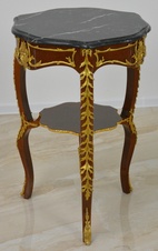 Zámecký stoleček s mramorem zdobený bronzem