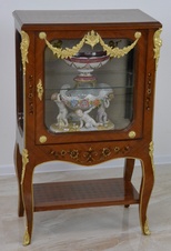 Zámecká vitrína zdobená bronzem