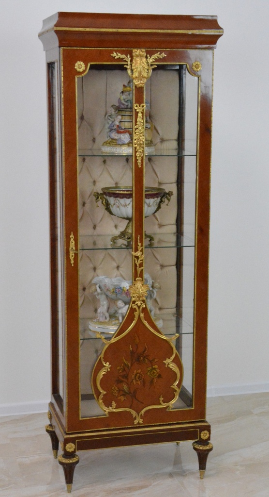 Zámecká vitrína zdobená bronzem