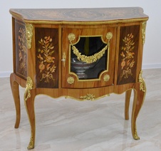 Zámecká intarzovaná vitrína/komoda zdobená bronzem