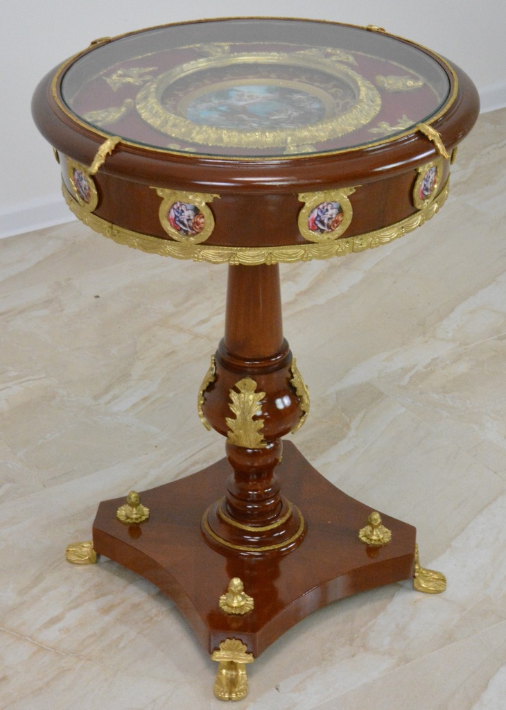 Zámecký stoleček zdobený porcelánem a bronzem