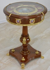 Zámecký stoleček zdobený porcelánem a bronzem