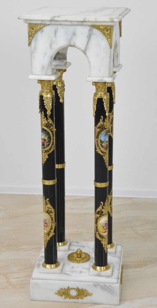 Zámecká mramorová konzola zdobená bronzem