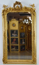 Zámecké zrcadlo s amorky