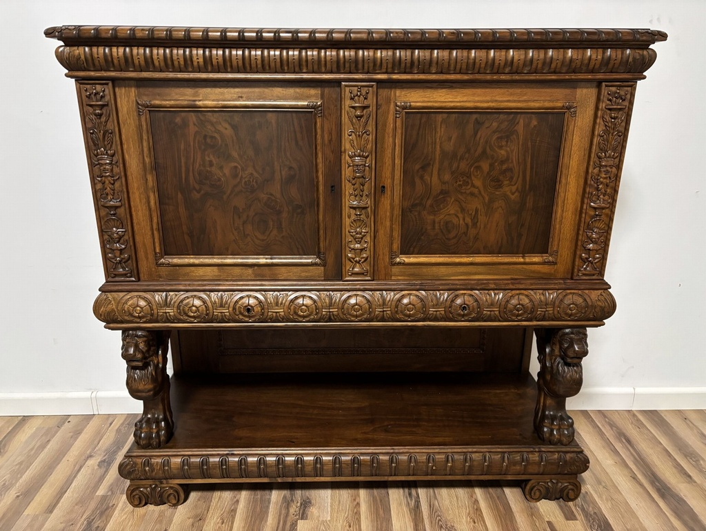 Starožitná neorenesanční komoda na lvích tlapách