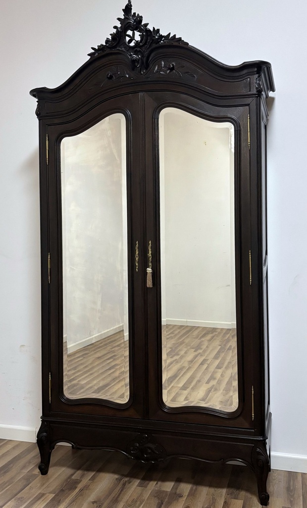 Starožitná řezbovaná šatní skříň - masiv