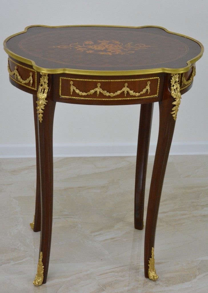 Zámecký intarzovaný stoleček zdobený bronzem