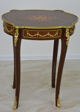 Zámecký intarzovaný stoleček zdobený bronzem
