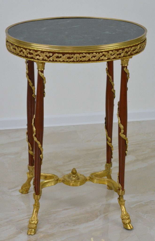 Zámecký stoleček zdobený bronzem na tlapách