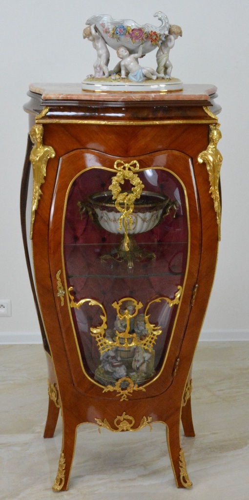 Zámecká vitrína zdobená bronzem