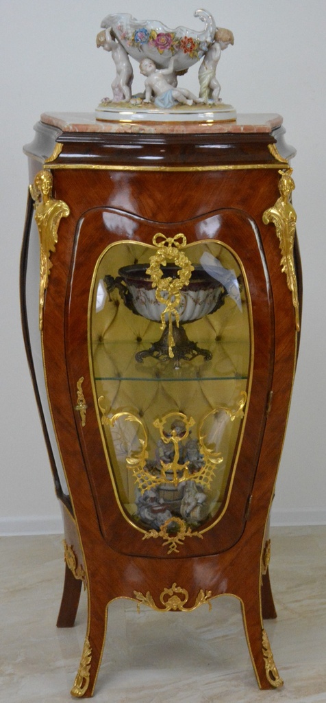 Zámecká vitrína zdobená bronzem