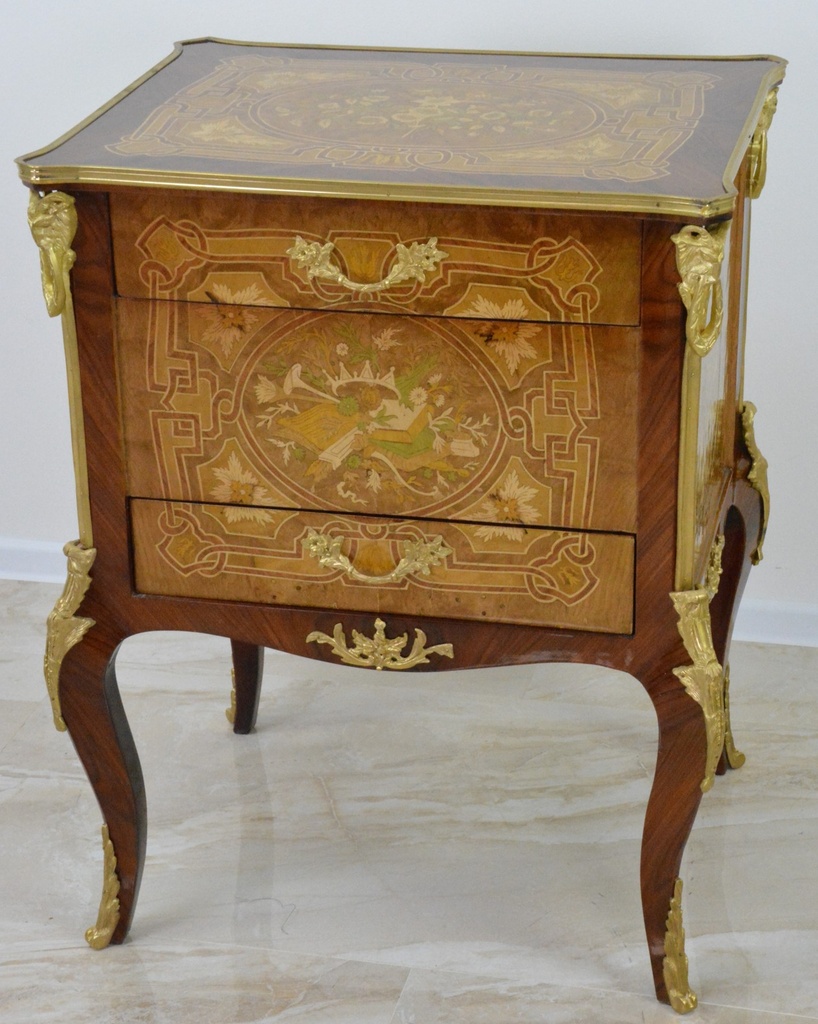 Zámecká intarzovaná komoda zdobená bronzem