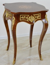 Zámecký intarzovaný stoleček zdobený bronzem
