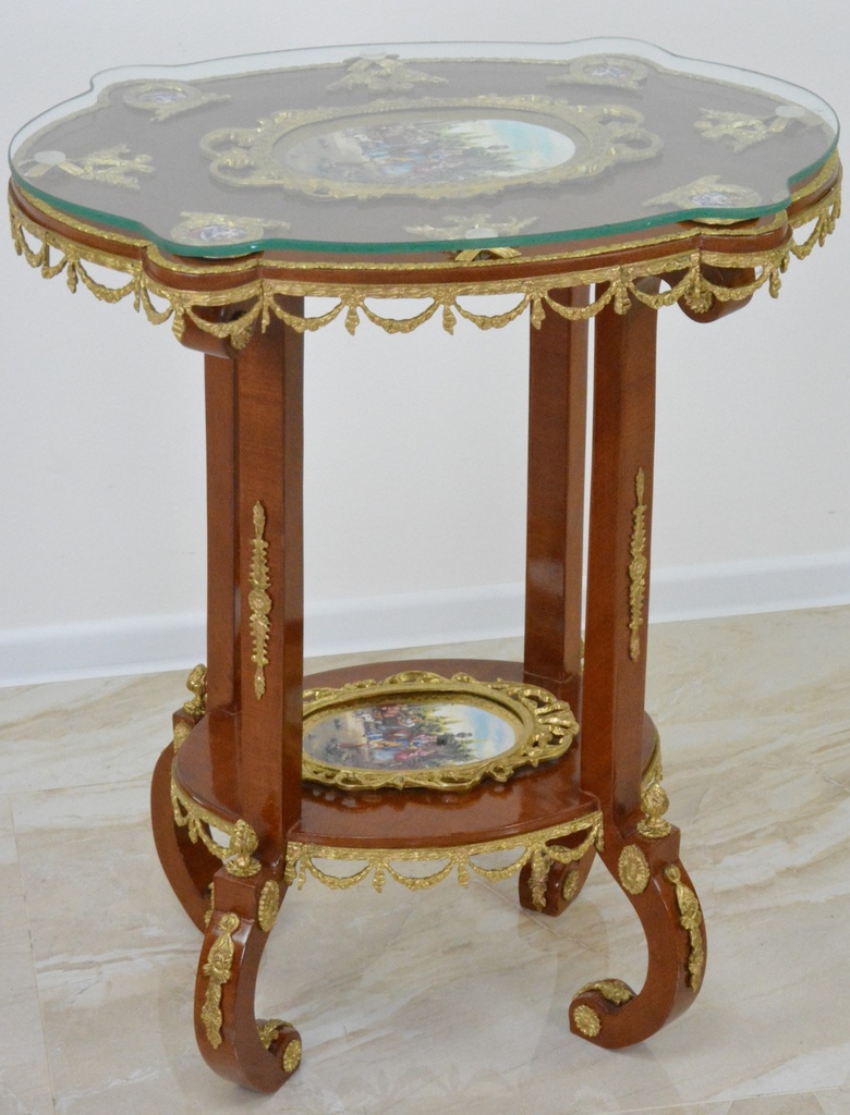 Zámecký stoleček s porcelánem zdobený bronzem