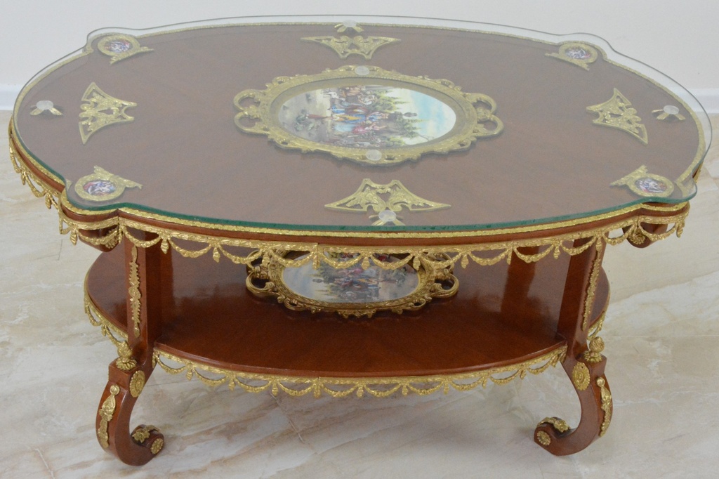 Zámecký konferenční stoleček s porcelánem