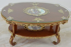 Zámecký konferenční stoleček s porcelánem