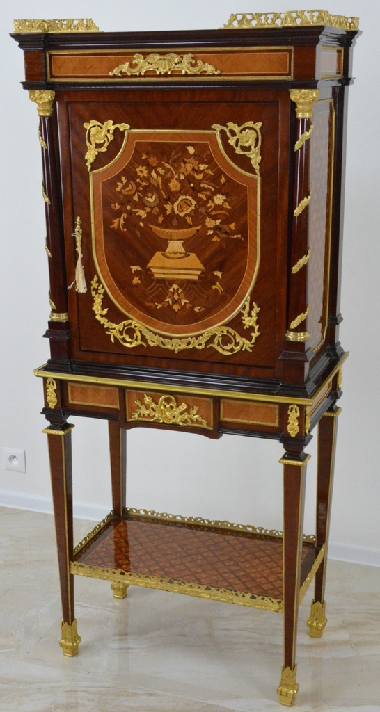 Zámecký intarzovaný sekretář zdobený bronzem