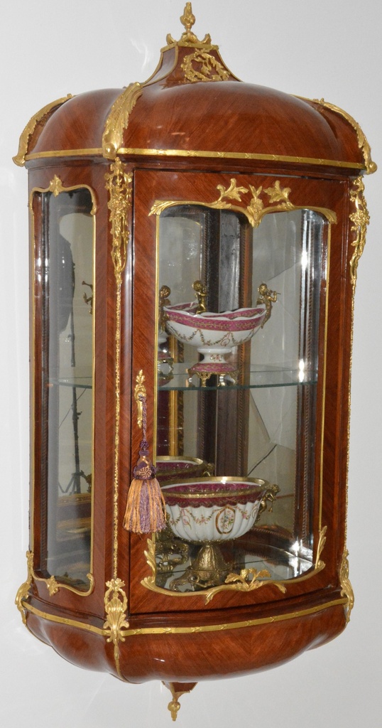 Zámecká barokní nástěnná vitrína zdobená bronzem