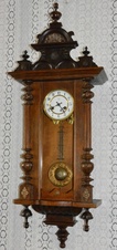Starožitné řezbované hodiny Junghans r1910