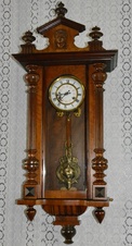Starožitné řezbované hodiny Junghans r1905