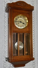 Starožitné skříňové hodiny Kienzle r1930