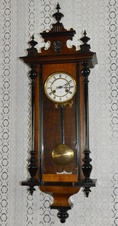 Starožitné řezbované hodiny Junghans r19100