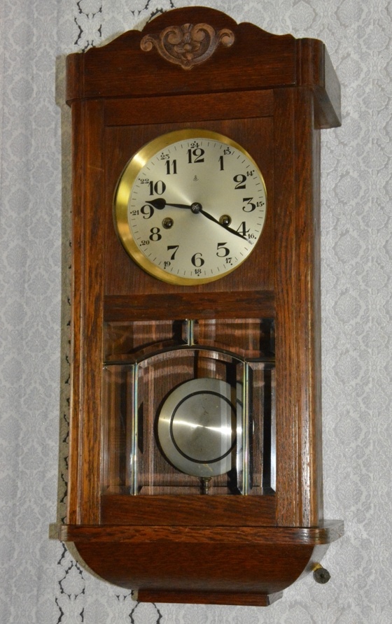 Starožitné skříňové hodiny Gustav Becker 1920