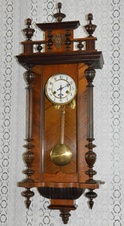 Starožitné řezbované hodiny Junghans r1910