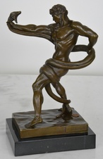 Bronzová soška - Muž s hadem na mramoru