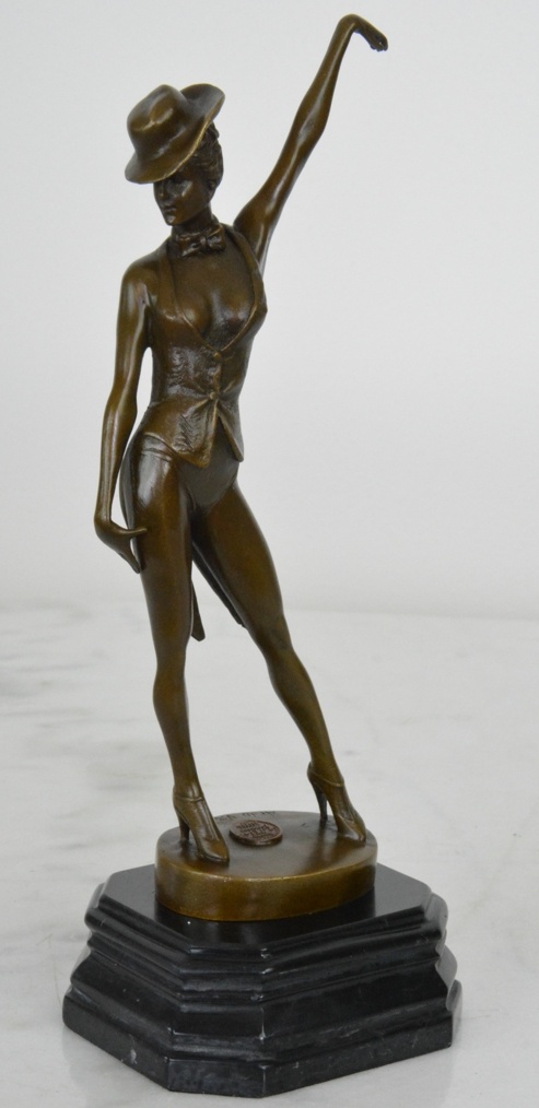 Bronzová soška - Dáma s kloboukem na mramoru