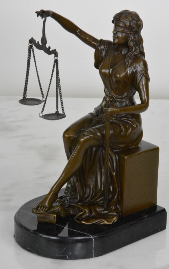 Bronzová soška - Justicia na mramoru