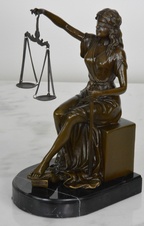 Bronzová soška - Justicia na mramoru