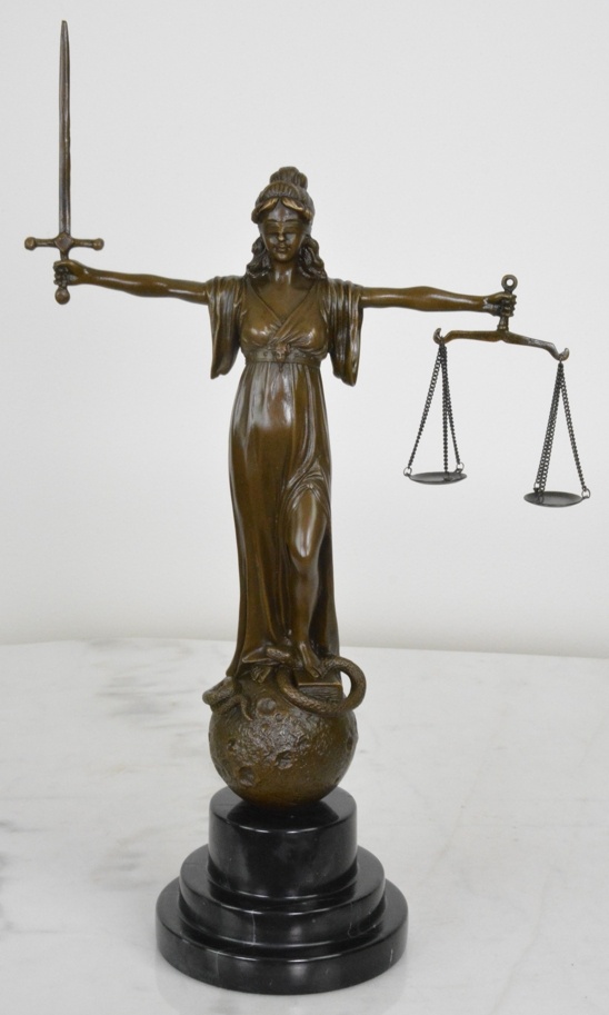 Bronzová soška - Justicia na mramoru