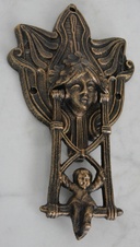 Litinové klepadlo na dveře s chlapcem