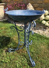 Zahradní kovové pítko pro ptáčky na stojanu