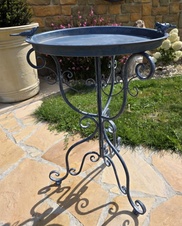 Zahradní kovové pítko pro ptáčky na stojanu