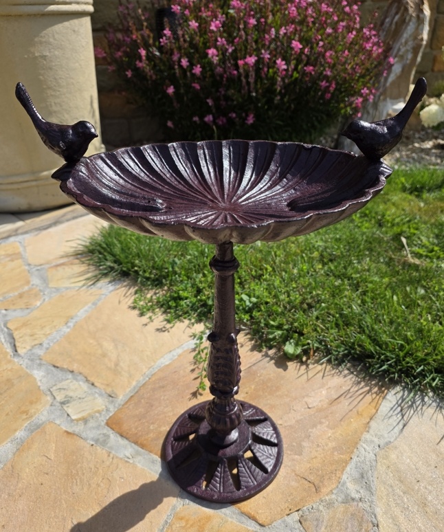 Zahradní litinové pítko pro ptáčky na stojanu