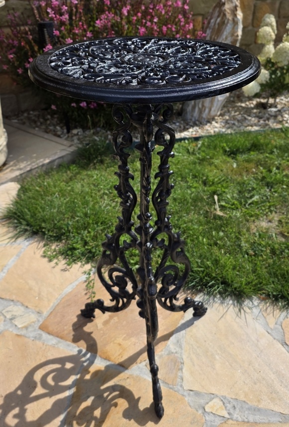 Zahradní litinový stoleček