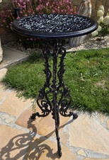 Zahradní litinový stoleček