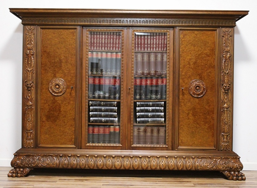 Starožitná neorenesanční knihovna na lvích tlapách