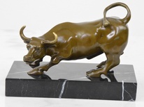 Bronzová soška - Býk - na mramoru