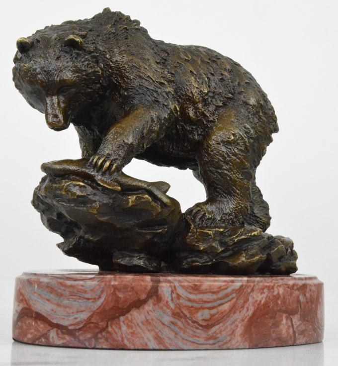 Bronzová soška - Medvěd s rybou - na mramoru