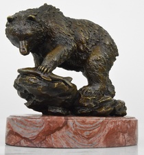 Bronzová soška - Medvěd s rybou - na mramoru